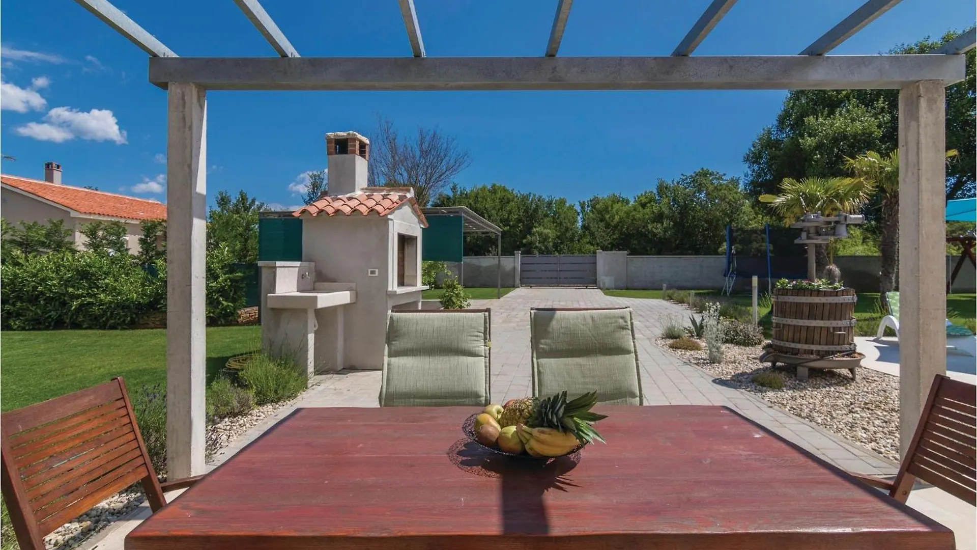 Beautiful Home In Bale With Kitchen