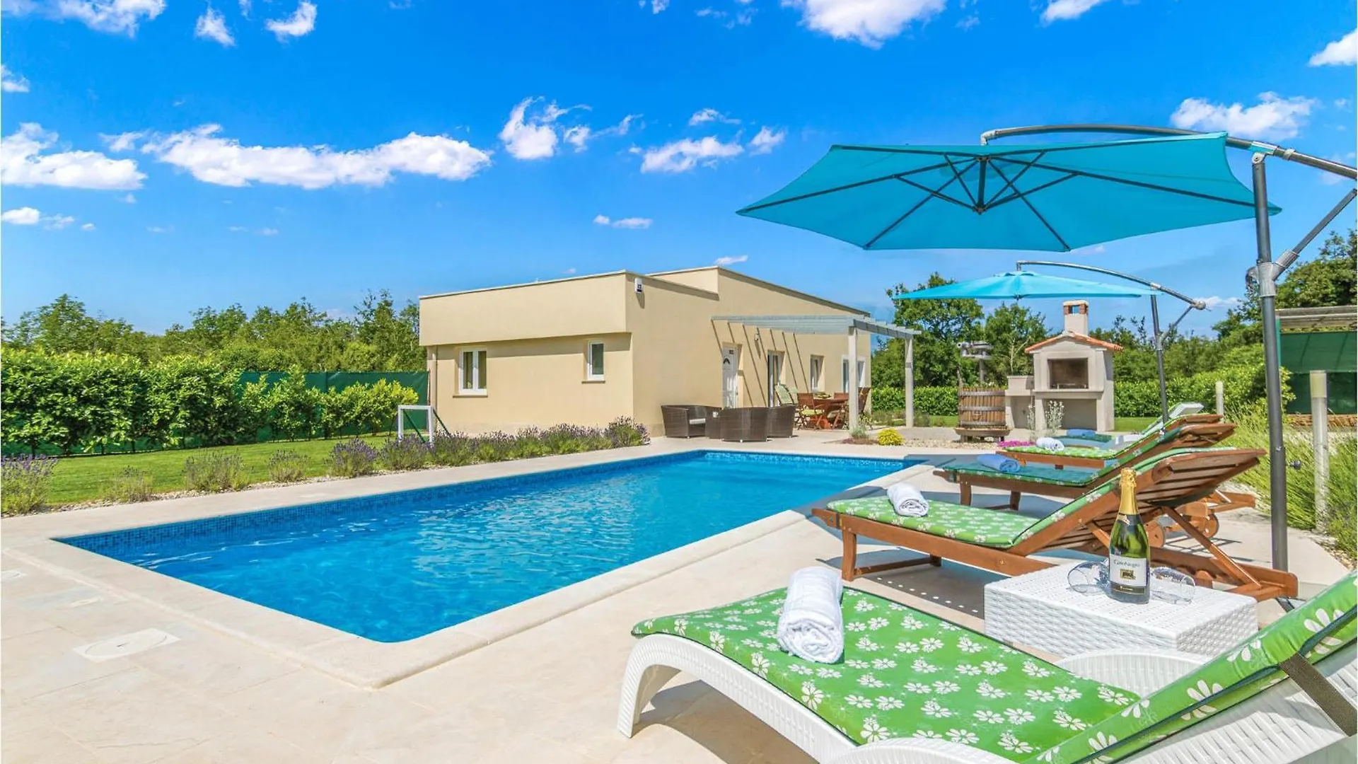 Beautiful Home In Bale With Kitchen 0*,